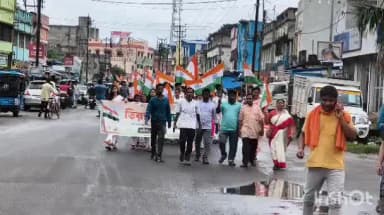 খাতড়া: খাতড়ায় বিজেপির বর্ণাঢ্য তেরঙ্গা যাত্রা, হাতে হাতে জাতীয় পতাকা—পদযাত্রায় মাতল বাজার এলাকা
