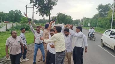 अंजड़: अंजड में युवा कांग्रेस जिलाध्यक्ष व कार्यकर्ताओं ने काले झंडे दिखाकर CM का विरोध किया, पुलिस ने रास्ते में रोका