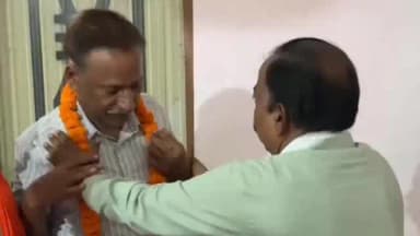 हाटा: शहीद के बलिदान की याद में परिवार के दरवाजे पर पहुंचा सम्मान, माहौल हुआ भावुक