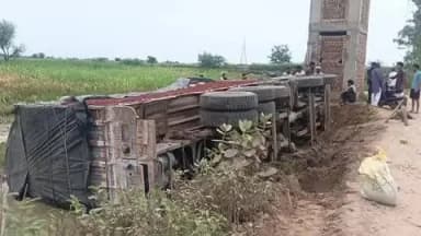 नगर: अलवर रोड पर बन रहे स्वागत गेट के पास अनियंत्रित होकर ट्रक पलटा, चालक और परिचालक घायल