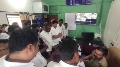 धामणगाव रेल्वे: तिरंगा यात्रेत राष्ट्रध्वजाचा अवमान झाल्याचा काँग्रेसचा आरोप; लोकप्रतिनिधी यांच्यासह आयोजकांवर गुन्हा दाखल करण्याची मागण