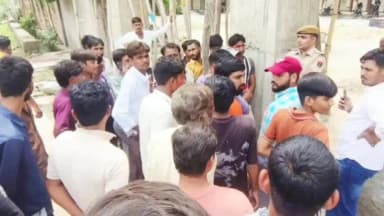 सावर: बघेरा राउमावि में बैड टच मामले में प्रिंसिपल पर गिरी निलंबन की गाज, ग्रामीणों ने स्कूल के बाहर किया प्रदर्शन