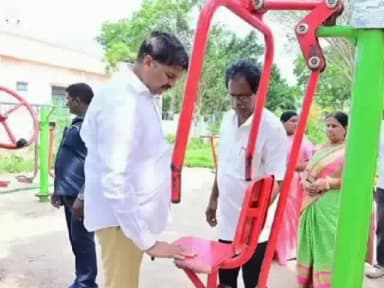 బాపట్ల: బాపట్లలోని వివేకానంద కాలనీ మున్సిపల్ పార్కును ఆహ్లాదకరంగా తీర్చిదిద్దాలని ఎమ్మెల్యే వేగేశన నరేంద్ర వర్మ ఆదేశం