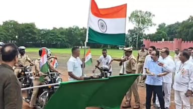 बुलढाणा: पोलीस दलाच्या वतीने करण्यात आली मोटरसायकल तिरंगा रॅली, रॅलीला पालकमंत्री मकरंद पाटील यांनी दाखवली झेंडे