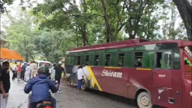 कोलेबिरा: कोलेबिरा में बस हादसा, एक दर्जन से अधिक घायल