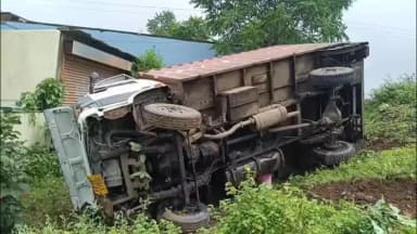 नारायणगंज: बीजाडांडी हाईवे पर बाइक सवारों को बचाने में बेकाबू ट्रक सिलाई सेंटर के दरवाजे पर पलटा, बच्चे-महिलाएं बाल-बाल बचीं