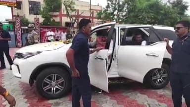 बड़वानी: सीएम मोहन यादव बड़वानी पहुंचे, स्कूली छात्रों से संवाद, कलेक्ट्रेट में बैठक और कार्यकर्ताओं से चर्चा की