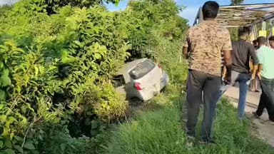 সাব্রুম: মনুবাজার থানার অন্তর্গত গুয়াচাঁদে নিয়ন্ত্রণ হারিয়ে একটি ছোট গাড়ী রাস্তা থেকে খাদে,হতাহতের খবর নেই