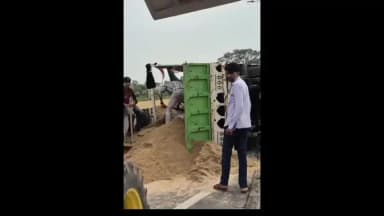 लालसोट: लालसोट के डिडवाना के पास एनएच-11ए पर बजरी से भरी एक पिकअप अनियंत्रित होकर पलटी, राहगीर बाल-बाल बचे