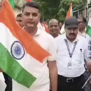 चनपटिया: चनपटिया में निकली भव्य तिरंगा यात्रा, देशभक्ति के नारों से गूंजा शहर