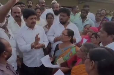 మచిలీపట్నం దక్షిణం: మచిలీపట్నం టీడీపీ కార్యాలయంలో నిర్వహించిన ప్రజాదర్భార్లో మంత్రి కొల్లు రవీంద్రను పేర్ని నాని బాధితులు కలిశారు