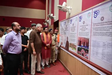 भारत विभाजन की विभीषिका स्मरण दिवस के अवसर पर आज मल्टीपर्पस स्कूल पेंड्रा के ऑडिटोरियम हॉल में जिला स्तरीय कार्यक्रम आयोजित किया गया। कार्यक्रम में भारत विभाजन के दौरान विस्थापन, पीड़ा और संघर्ष की त्रासदी को स्मरण करते हुए देश की एकता, अखंडता, सामाजिक सौहार्द एवं भाईचारे का संदेश दिया गया।
#HarGharTiranga #हर_घर_तिरंगा #GharGharTiranga #घर_घर_तिरंगा #Sushasansarkar