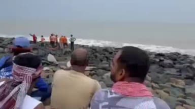 রামনগর ১: প্রবল ঢেউয়ে দীঘায় সমুদ্রে তলিয়ে যাওয়া থেকে রক্ষা পেল যুবক