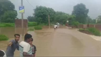 रमकंडा: रमकंडा में बारिश से कस्तूरबा विद्यालय में घुसा पानी, धान की फसल को नुकसान