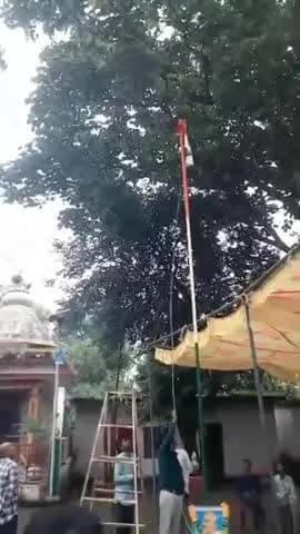 मानपुर: ग्राम पंचायत रक्सा में तिरंगा फहराने के दौरान जिम्मेदारों की बड़ी लापरवाही खुलकर आई सामने,ठीक से नही फहरा तिरंगा