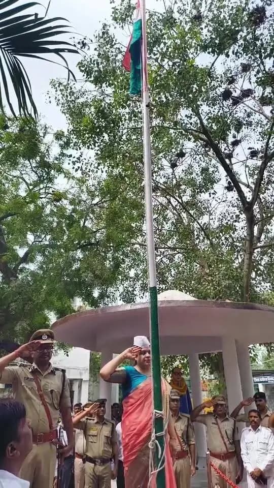 🔴🇮🇳 फेसबुक LIVE | स्वतंत्रता दिवस समारोह
जिला पदाधिकारी, औरंगाबाद श्रीमती अभिलाषा शर्मा (भा.प्र.से.) द्वारा समाहरणालय परिसर में झंडोत्तोलन किया जा रहा है।
इस अवसर पर समाहरणालय के पदाधिकारी एवं कर्मी उपस्थित हैं।
🇮🇳 स्वतंत्रता दिवस के इस गौरवपूर्ण अवसर पर सभी को हार्दिक शुभकामनाएँ।
#स्वतंत्रता_दिवस #औरंगाबाद #झंडोत्तोलन #जयहिंदसेना