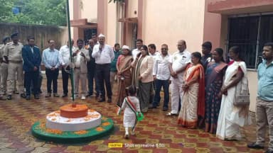 पालकोट प्रखंड के परांगन में प्रखंड विकास पदाधिकारी से सभी पदाधिकारी और ग्रामीण कांग्रेस पार्टी के सांसद तिरंगा झंडालहराय