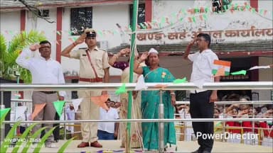 सारवां: प्रखंड परिसर में प्रमुख फुकनी देवी,राजस्व कचहरी में सीओ ,सीएचसी में प्रभारी सहित अन्य कार्यालय में ध्वजारोहण किया गया
