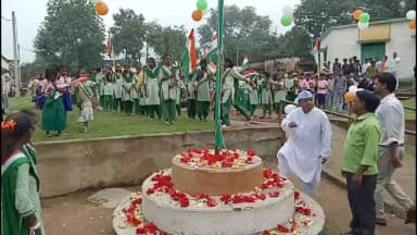 रंका: रंका बुनियादी विद्यालय एवं बीआरसी में निर्धारित समय पर शान से फहराया गया तिरंगा