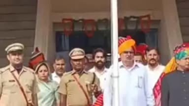 सीकर: जिला स्टेडियम में आयोजित स्वतंत्रता दिवस के जिला स्तरीय कार्यक्रम में यूडीएच मंत्री झाबर सिंह खर्रा ने किया ध्वजारोहण