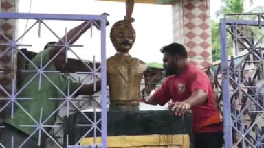 ମୋହନା: ମୋହନା ବଜାର ରେ ଥିବା ମହାରାଜା କୃଷ୍ଣ ଚନ୍ଦ୍ର ଗଜପତି ଙ୍କ ପ୍ରତିମୂର୍ତ୍ତିକୁ ଅଣଦେଖା କଲା ବ୍ଲକ ପ୍ରଶାସନ, ସ୍ଥାନୀୟ ଯୁବକ କଲେ ସଫେଇ