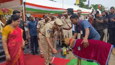 పార్వతీపురం: పార్వతీపురంలో స్వాతంత్ర్య దినోత్సవ వేడుకల్లో పోలీస్ కవాతు, డాగ్ షో ప్రత్యేక ఆకర్షణ
