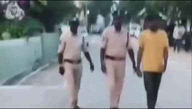 మదనపల్లె: ఆడబిడ్డలను ఏడిపించిన ఉన్మాదిని మదనపల్లిలో అరెస్టు చేసి కోర్టుకు నడిపించుకుంటూ తీసుకెళ్లిన పోలీసులు