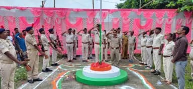 जामताड़ा: बागडेहरी थाना में हर्षोल्लास के साथ मनाया गया 80वां स्वतंत्रता दिवस। थाना प्रभारी ने ध्वजारोहन के बाद ली सलामी।