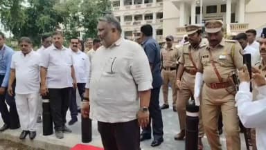 अकोला: अकोला पोलीस दलाच्या ताफ्यात १८ नवीन बोलेरो दाखल; पालकमंत्री आकाश फुंडकर यांच्या हस्ते वाहने सुपूर्त..