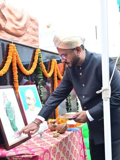 स्वतंत्रता दिवस के अवसर पर कलेक्टर श्री विजय दयाराम के. ने जिला कार्यालय (कलेक्ट्रेट) में राष्ट्रीय ध्वज फहराकर राष्ट्रध्वज को सलामी दी। इस अवसर पर उन्होंने राष्ट्रपिता महात्मा गांधी एवं छत्तीसगढ़ महतारी के छायाचित्र पर माल्यार्पण कर नमन किया और जिलेवासियों को स्वतंत्रता दिवस की शुभकामनाएं दीं।
#स्वतंत्रता_दिवस #IndependenceDay #GPM #तिरंगा