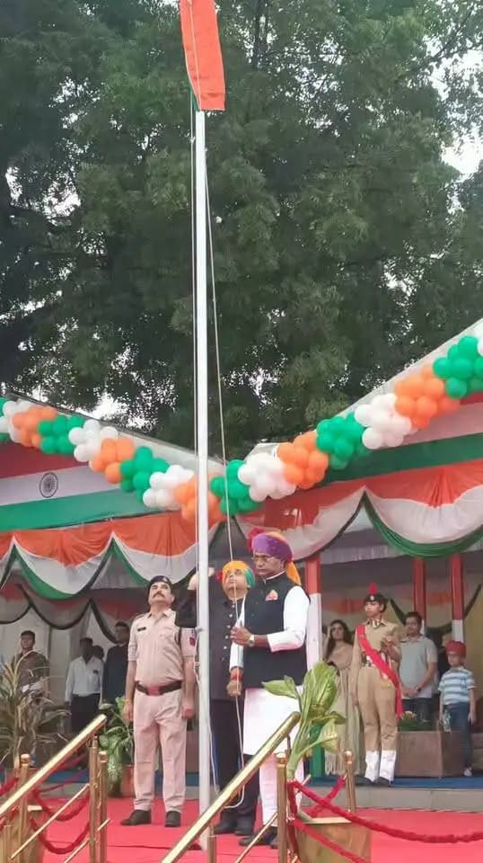 ➡️ राष्ट्रगीत वंदे मातरम के गायन के साथ प्रारंभ हुआ राष्ट्रीय पर्व स्वतंत्रता दिवस का मुख्य कार्यक्रम
🇮🇳 15 अगस्त स्वतंत्रता दिवस के अवसर पर #नर्मदापुरम जिला मुख्यालय के पुलिस परेड ग्राउंड पर आयोजित राष्ट्रीय पर्व स्वतंत्रता दिवस के मुख्य कार्यक्रम का प्रारंभ राष्ट्रगीत वंदे मातरम के गायन के साथ हुआ। इस अवसर पर मुख्य अतिथि मध्यप्रदेश शासन के खेल एवं युवा कल्याण तथा सहकारिता मंत्री श्री विश्वास सारंग ने ध्वजारोहण किया और राष्ट्रगान जन गण मन का गायन किया गया। 🇮🇳
Jansampark Madhya Pradesh #narmadapuram
