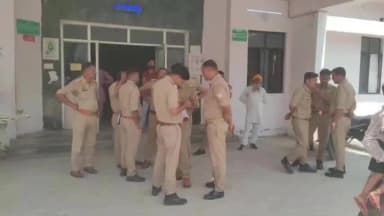 पलिया: कार और बाइक की भीषण टक्कर में दो की मौत, तीन घायल