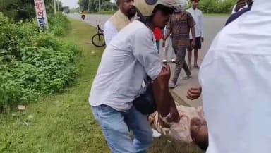 जगन्नाथपुर: घाघरी में सड़क किनारे अचेत मिले युवक को प्रखंड प्रमुख ने सदर अस्पताल पहुंचाया