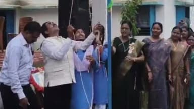 चांपा: ग्राम पंचायत कोसमंदा में टॉपर विद्यार्थियों के हाथों हुआ ध्वजारोहण, सरपंच की अनोखी पहल