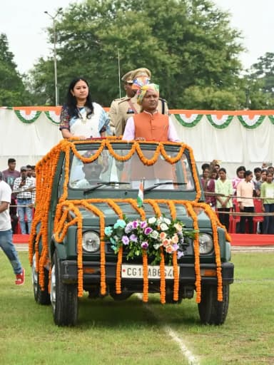 राष्ट्रीय पर्व स्वतंत्रता दिवस के अवसर पर खेलभाठा मैदान, सारंगढ़ में आयोजित जिला स्तरीय समारोह में मुख्य अतिथि सांसद श्री राधेश्याम राठिया ने ध्वजारोहण कर परेड की सलामी ली ।
#स्वतंत्रतादिवस #IndependenceDay
#Sarangarh
#chhattisgarh