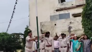 मंझिआंव: मझिआंव थाना सहित विभिन्न सरकारी संस्थानों में धूमधाम से हुआ ध्वजारोहण