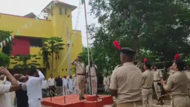 मोहम्मदगंज: मोहम्मदगंज थाना परिसर में थाना प्रभारी नारायण सोरेन ने फहराया तिरंगा