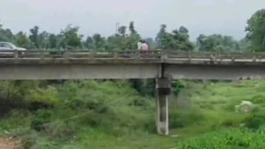 बरगढ़: भंडरिया-बरगढ़ के बीच बिरहा नदी का पुल जर्जर, बड़े हादसे का खतरा