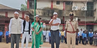 चिनिया: तिरंगे के रंग में रंगा चिनिया, गांव से प्रखंड मुख्यालय तक गूंजा देशभक्ति का जयघोष