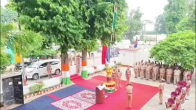 आज़मगढ़: 80वें स्वतंत्रता दिवस पर पुलिस लाइन में एसपी डॉ. अनिल कुमार ने किया ध्वजारोहण, 31 पुलिस अधिकारियों को किया गया सम्मानित