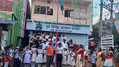 दुमका: पूर्व सैनिकों एवं वीर नारियों ने किया ध्वजारोहण