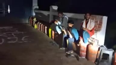 कलीनगर: शेरपुर कला गांव में स्थित गैस एजेंसी पर रात के अंधेरे में लाइन लगाकर कड़ी नजर आए ग्रामीण