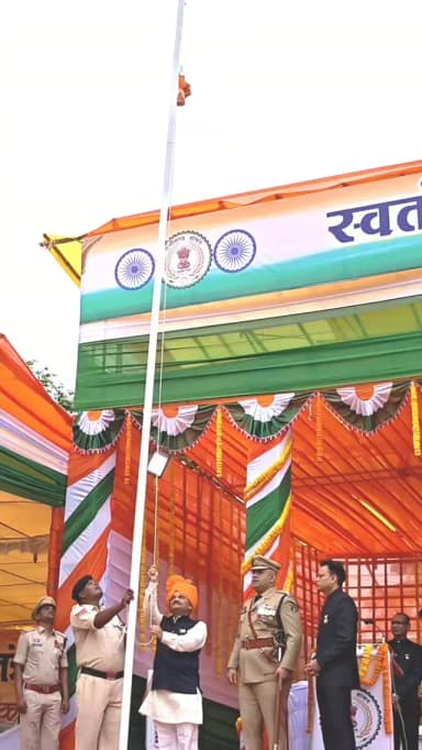 स्वतंत्रता दिवस के अवसर पर जिला मुख्यालय खैरागढ़ स्थित राजा फतेह सिंह खेल मैदान में आयोजित जिला स्तरीय मुख्य समारोह के मुख्य अतिथि एवं राजनांदगांव लोकसभा क्षेत्र के सांसद श्री संतोष पांडे ने ध्वजारोहण किया। ध्वजारोहण के पश्चात उन्होंने राष्ट्रध्वज को सलामी दी। सांसद श्री पांडे ने जिलेवासियों को स्वतंत्रता दिवस की हार्दिक बधाई एवं शुभकामनाएं दी।
#kcgdistrict #kcgdistt #indipandanceday