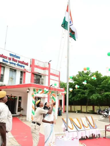 स्वतंत्रता दिवस के अवसर पर कलेक्टर पद्मिनी भोई साहू ने सारंगढ़ कलेक्ट्रेट में ध्वजारोहण कर सभी अधिकारियों-कर्मचारियों को शुभकामनाएं दीं। कलेक्टर सभाकक्ष में अधिकारियों-कर्मचारियों ने देशभक्ति गीत एवं विचार प्रस्तुत किए।
कलेक्टर ने कहा कि सच्ची देशभक्ति जरूरतमंदों को शासकीय योजनाओं का लाभ दिलाने और उनकी समस्याओं का त्वरित निराकरण करने में है।
#sarangarhdistrict
#15august
#chhattisgarh