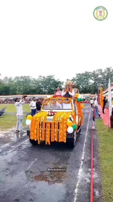 देश के 80वें स्वतंत्रता दिवस के अवसर पर मनेंद्रगढ़ के आमाखेरवा स्थित पुलिस ग्राउंड में गरिमामय एवं देशभक्ति से ओत-प्रोत जिला स्तरीय समारोह का आयोजन किया गया। समारोह के मुख्य अतिथि प्रदेश के स्वास्थ्य मंत्री श्याम बिहारी जायसवाल रहे जिन्होने ध्वजारोहण कर राष्ट्रध्वज को नमन किया और परेड की सलामी ली। ध्वजारोहण के साथ ही पूरा समारोह स्थल राष्ट्रभक्ति के भाव से सराबोर हो उठा। इस अवसर पर कलेक्टर सुश्री संतन देवी जांगड़े, पुलिस अधीक्षक श्रीमती रत्ना सिंह, जिला पंचायत की मुख्य कार्यपालन अधिकारी श्रीमती अंकिता सोम सहित, जिला प्रशासन एवं पुलिस विभाग के अधिकारी-कर्मचारी, जनप्रतिनिधि, विभिन्न विद्यालयों के छात्र-छात्राएं, शहीद परिवारों के सदस्य तथा बड़ी संख्या में नागरिक उपस्थित रहे।
#chhattisgarh #mcbdistrict
