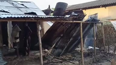 ঢেকিয়াজুলি ভাগ: গংগাপুৰ গাঁৱত স্মাৰ্টমিটাৰ ফুটি গৃহস্তৰ ঘৰত অগ্নিকাণ্ডৰ সুত্ৰপাত হোৱাৰ অভিযোগ