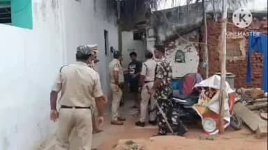 హిందూపూర్: హిందూపురం అంబేద్కర్ సర్కిల్లో జిల్లా అడిషనల్ ఎస్పీ అంకిత సునాన ఆధ్వర్యంలో కార్డెన్ సర్చ్ నిర్వహించిన పోలీసులు.