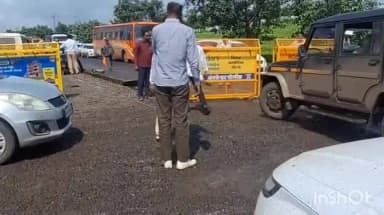 त्र्यंबकेश्वर: नाशिक ते त्र्यंबक रस्त्यावर रविवारी प्रचंड वाहतूक कोंडी पर्यटकांसह भाविकांची गर्दी