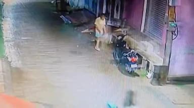 झांसी: पड़ोसी के घर के सामने गाड़ी खड़ी करना पड़ा भारी, बुजुर्ग ने ब्लेड से काट दी बाइक की सीट, घटना CCTV में कैद