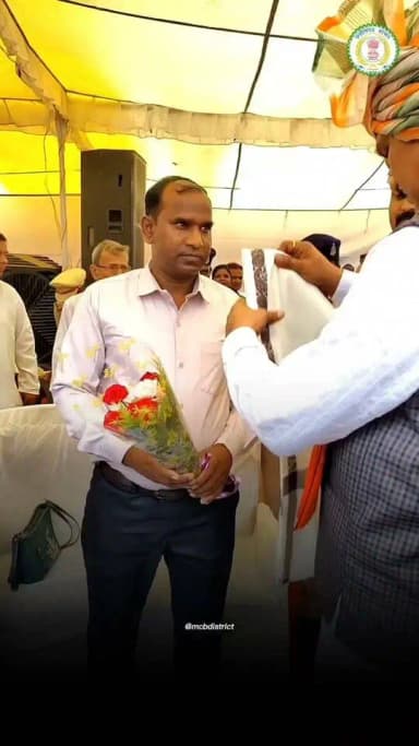 स्वतंत्रता दिवस समारोह के दौरान स्वास्थ्य मंत्री श्री श्याम बिहारी जायसवाल ने जिले के शहीद परिवारों के सदस्यों को शॉल एवं श्रीफल भेंट कर सम्मानित किया।
#chhattisgarh #mcbdistrict